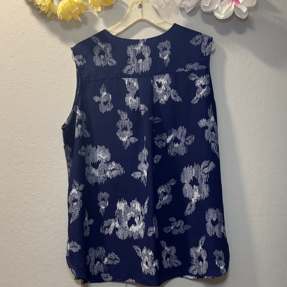 Violet & Claire Navy Floral Sleeveless V-Neck Camisole - Picture 6 of 8